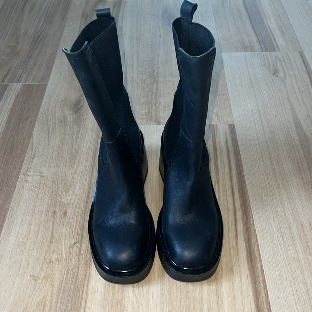 Steve Madden Black leather gore booties!